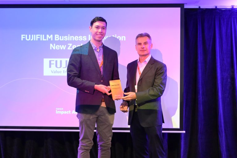 Kenzo Hosomi, Esker Technical Team Lead receiving the award from Christophe, DuMonet, MD Esker ANZ